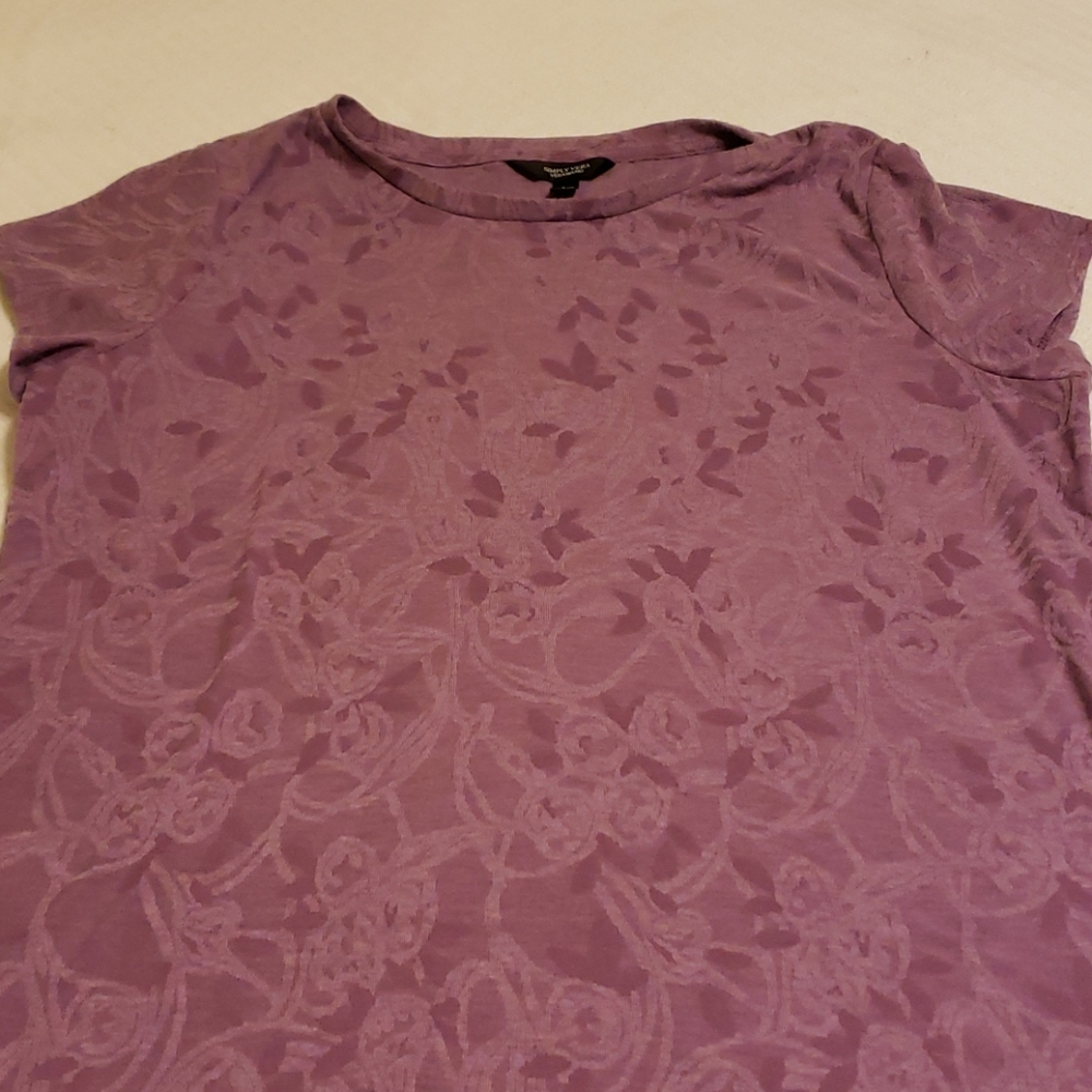 EUC Vera Wang patterned tee sz large